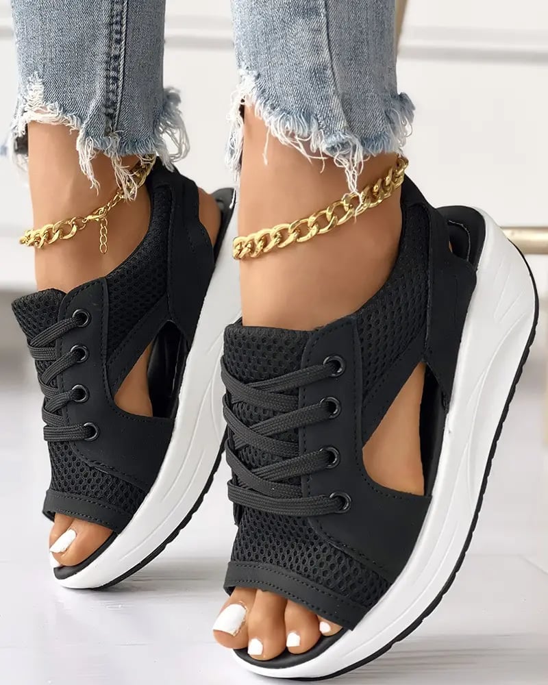 Sandalen met contrasterende uitsnijdingen en veters