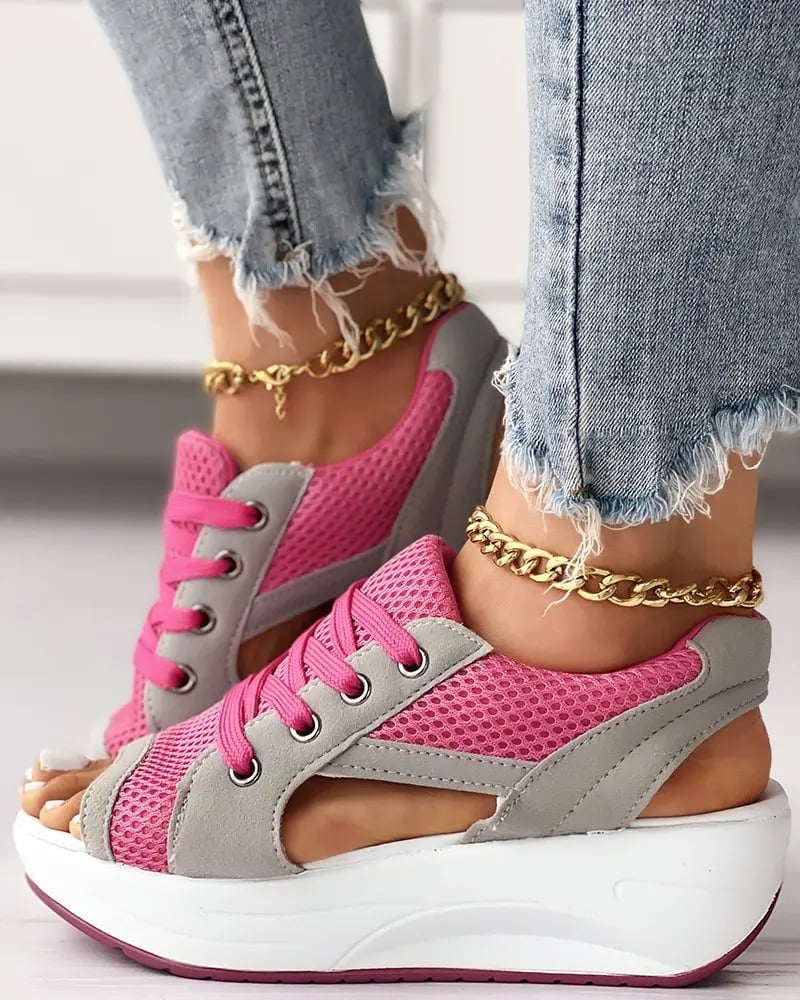Sandalen met contrasterende uitsnijdingen en veters